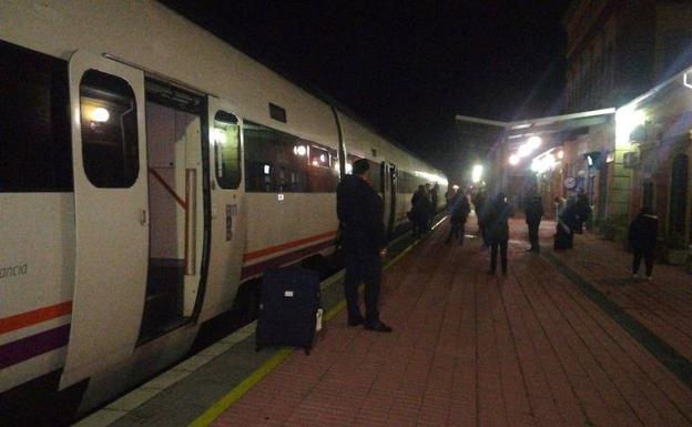 El tren con destino a Madrid la noche del día 1 durante su avería en Navalmoral, antes de reemprender la marcha y volverse a parar