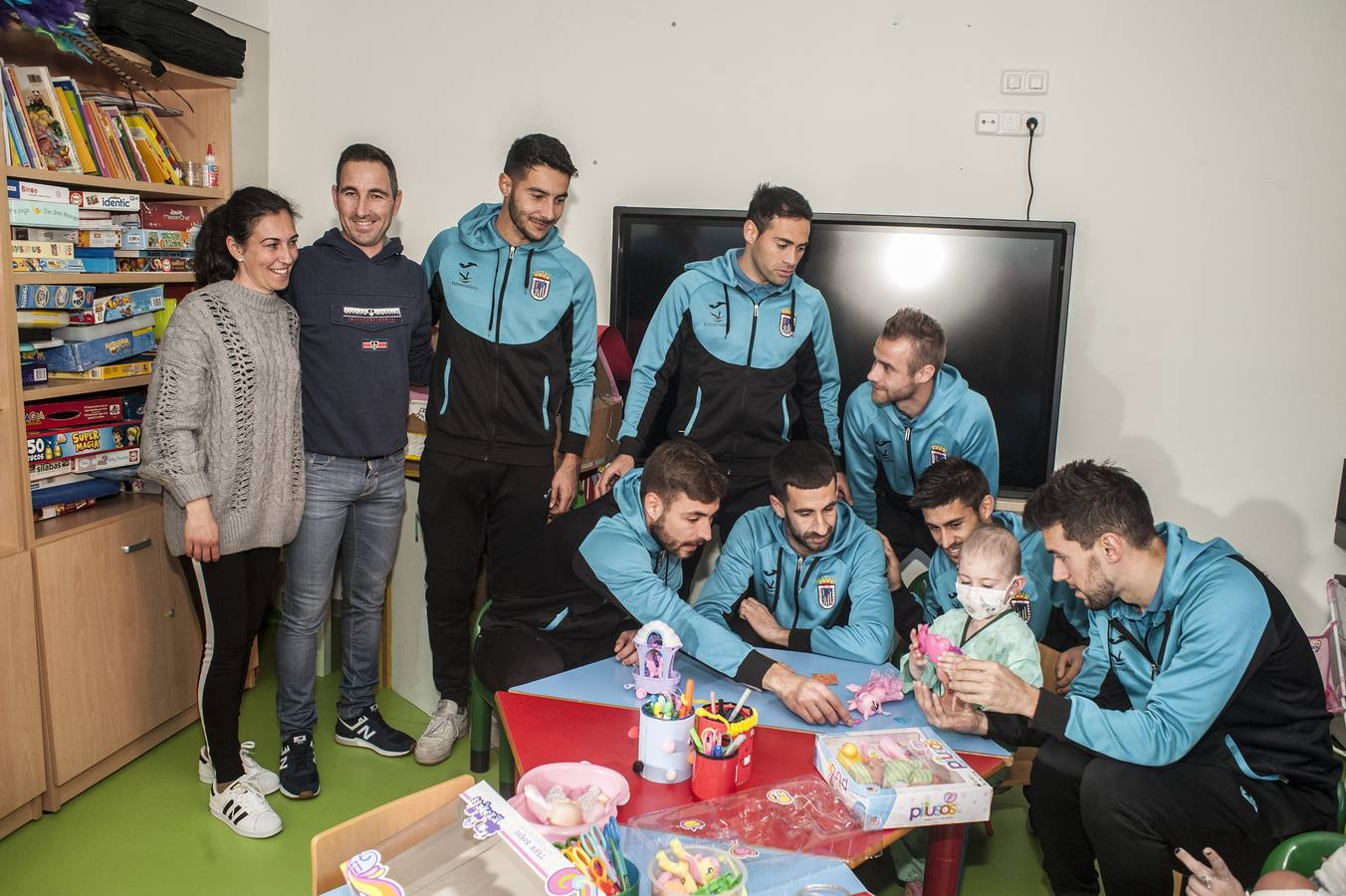 Los jugadores del Badajoz ejercieron de particulares Reyes Magos en la tradicional visita al Hospital Materno Infantil. Damián Petcoff, Éder Díez, David Martín, Higón, Cristian Pérez, Mario Gómez y Cidoncha acudieron en representación del club junto a Virginia Rodríguez, para llevar regalos a los niños ingresados en la planta de oncología.