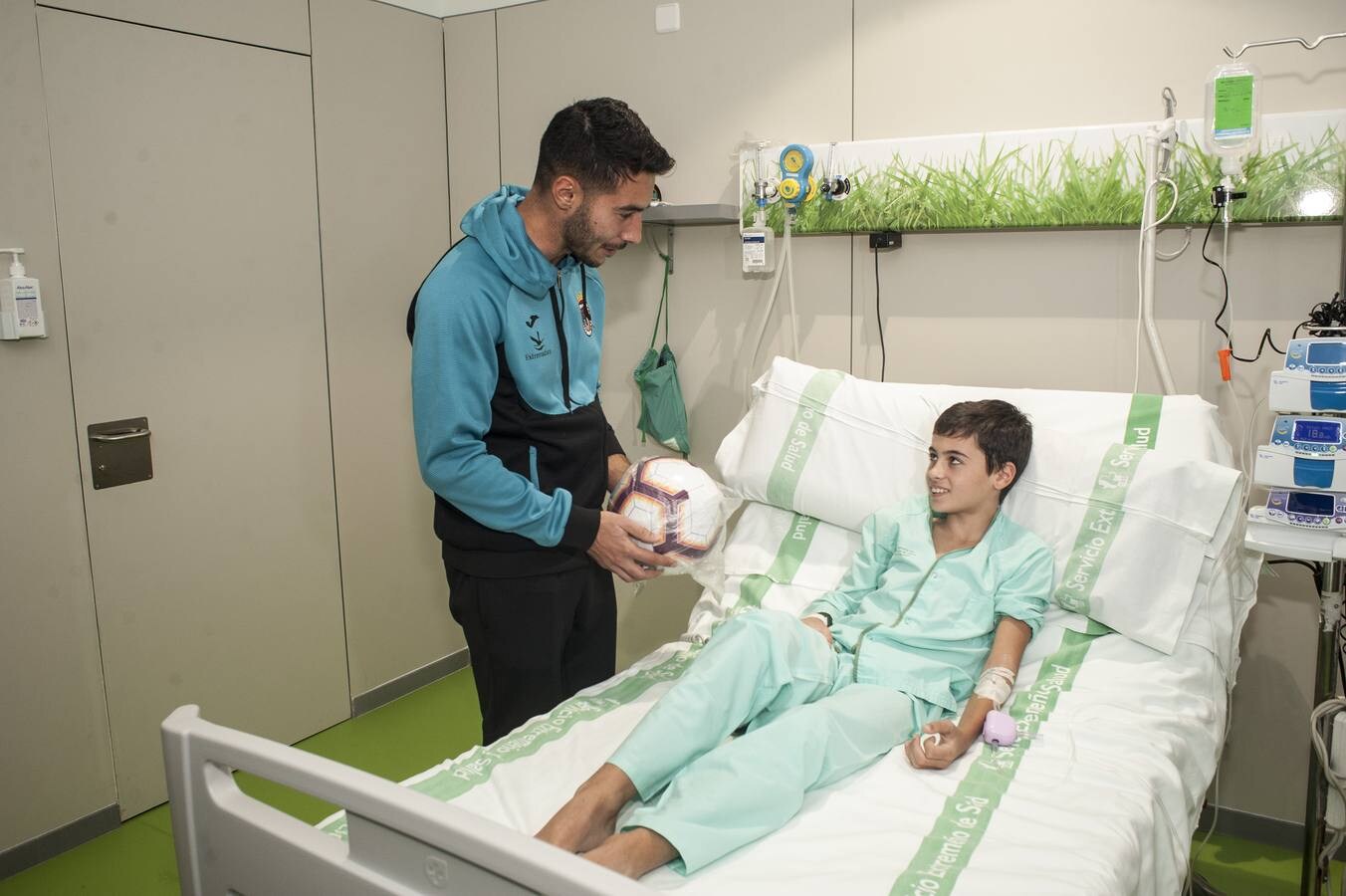 Los jugadores del Badajoz ejercieron de particulares Reyes Magos en la tradicional visita al Hospital Materno Infantil. Damián Petcoff, Éder Díez, David Martín, Higón, Cristian Pérez, Mario Gómez y Cidoncha acudieron en representación del club junto a Virginia Rodríguez, para llevar regalos a los niños ingresados en la planta de oncología.