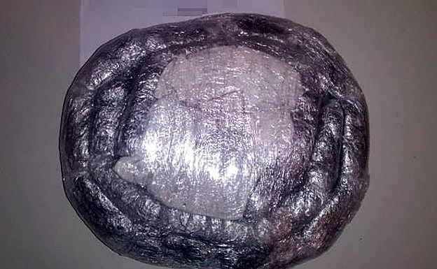 Paquete de hachís incautado en la operación.