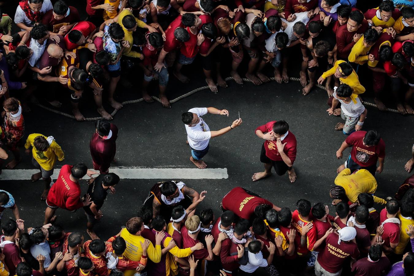 Miles de personas participan, un año más, en la procesión del Nazareno Negro por el casco antiguo de Manila (Filipinas).