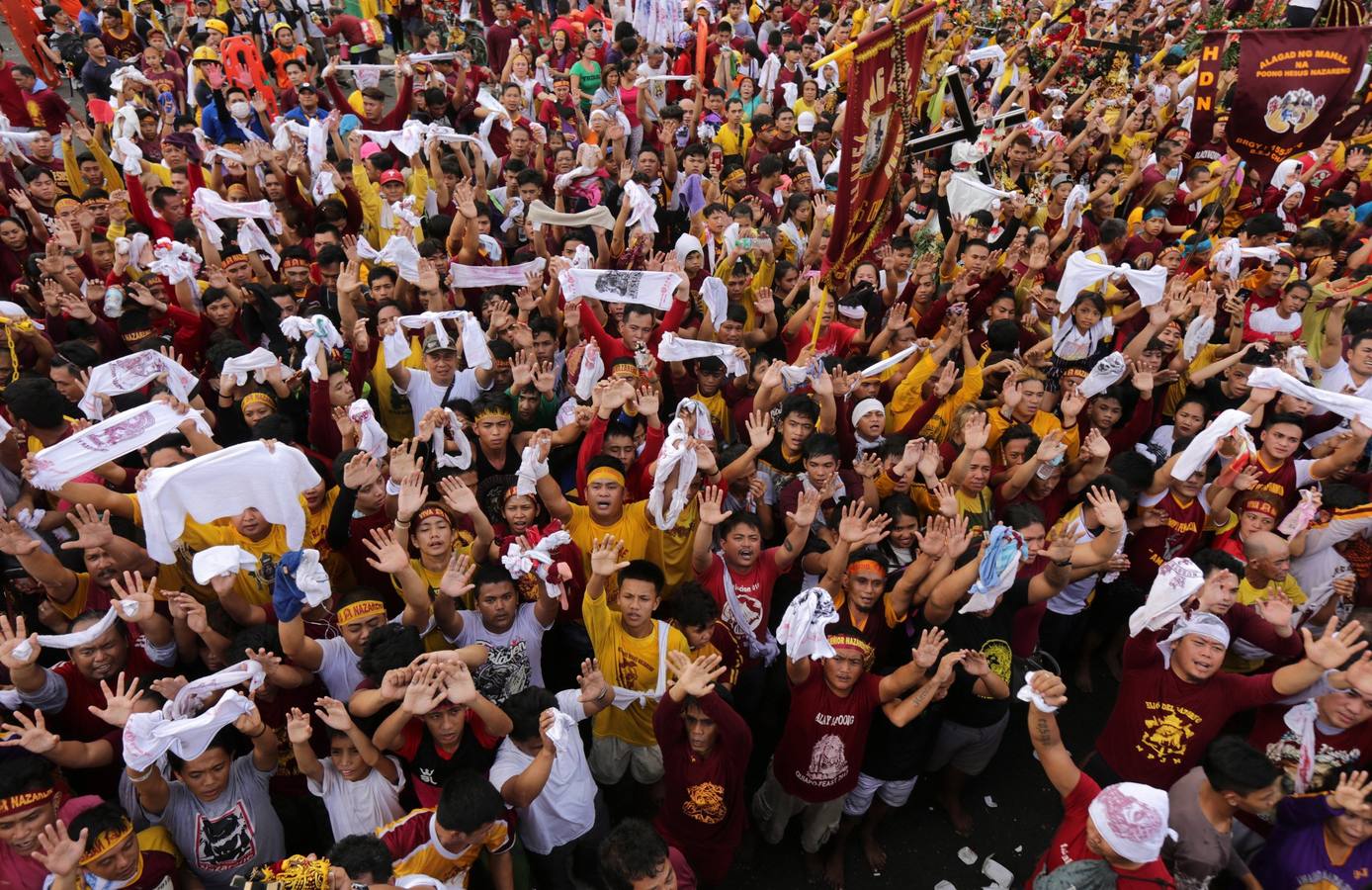 Miles de personas participan, un año más, en la procesión del Nazareno Negro por el casco antiguo de Manila (Filipinas).