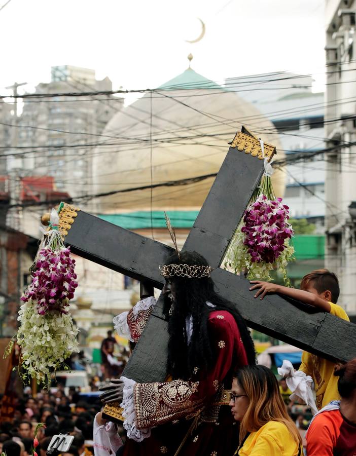 Miles de personas participan, un año más, en la procesión del Nazareno Negro por el casco antiguo de Manila (Filipinas).