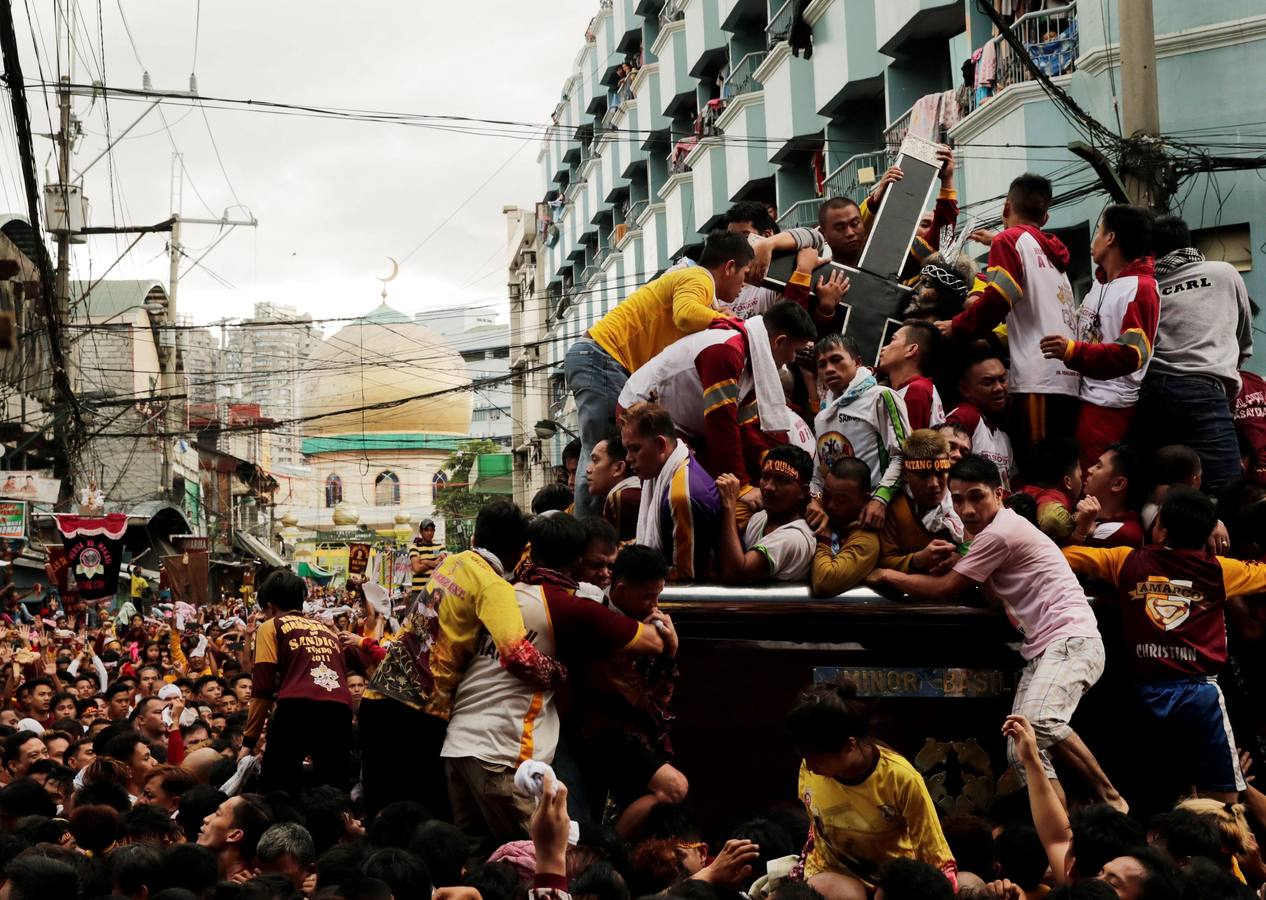 Miles de personas participan, un año más, en la procesión del Nazareno Negro por el casco antiguo de Manila (Filipinas).