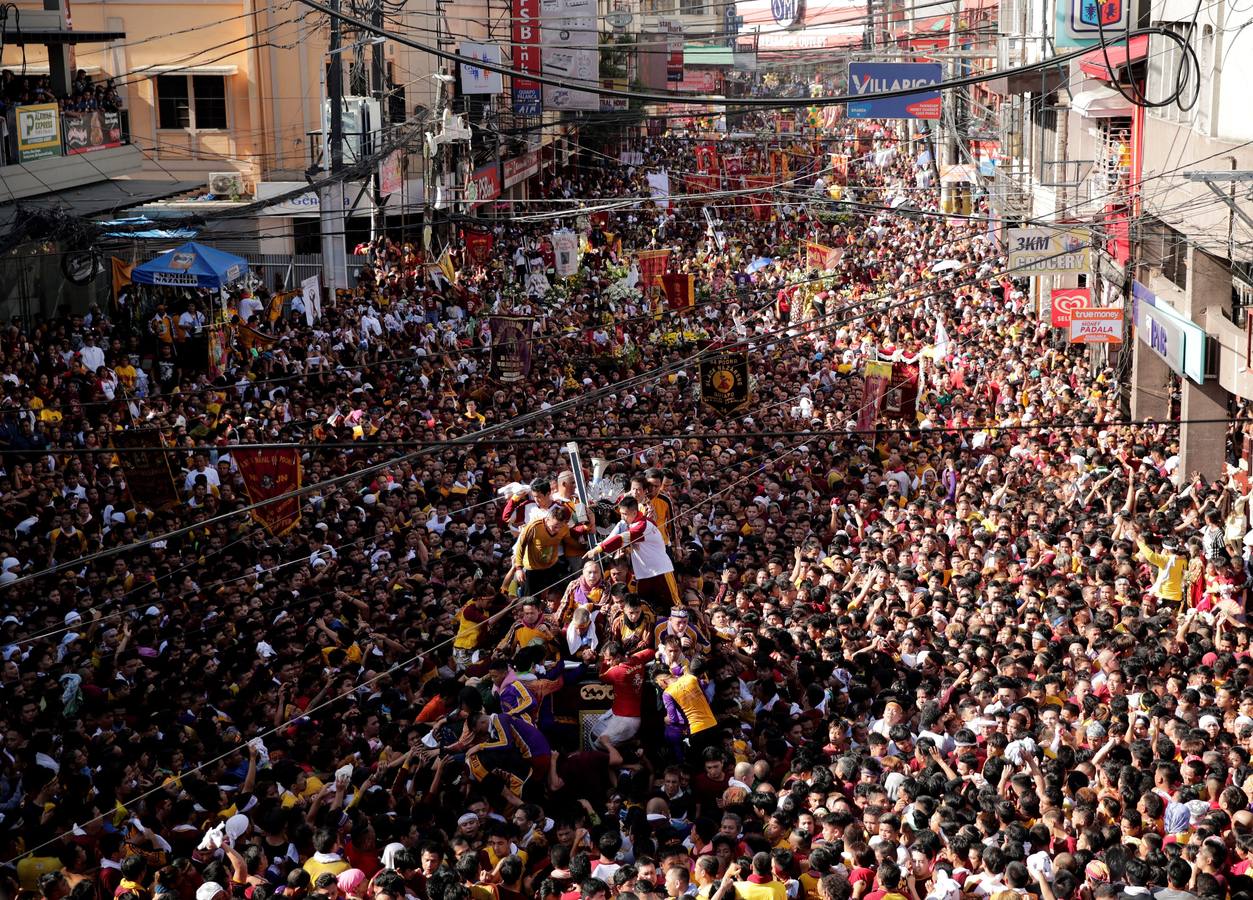 Miles de personas participan, un año más, en la procesión del Nazareno Negro por el casco antiguo de Manila (Filipinas).