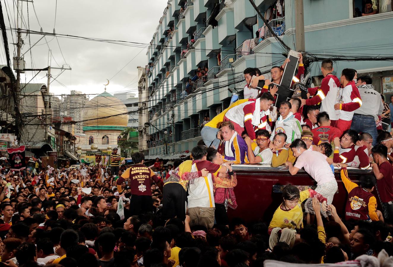 Miles de personas participan, un año más, en la procesión del Nazareno Negro por el casco antiguo de Manila (Filipinas).