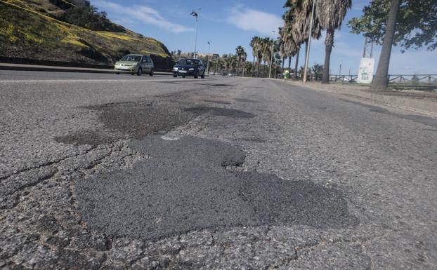 Parches de asfalto y grietas en Circunvalación