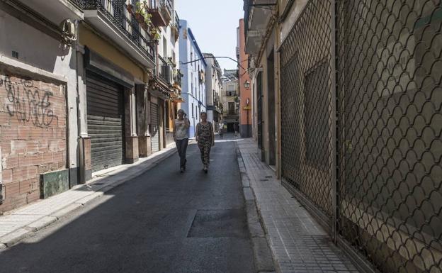 Varios negocios cerrados en una calle de Badajoz