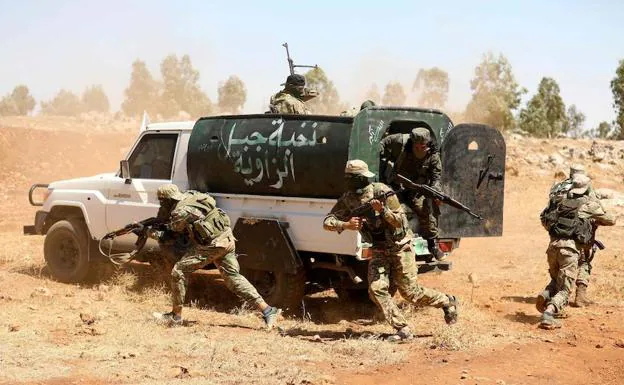 Combatientes de Hayat Tahrir al-Sham, grupo liderado por Al-Qaida en Siria, se entrenan para enfrentarse al Ejército.