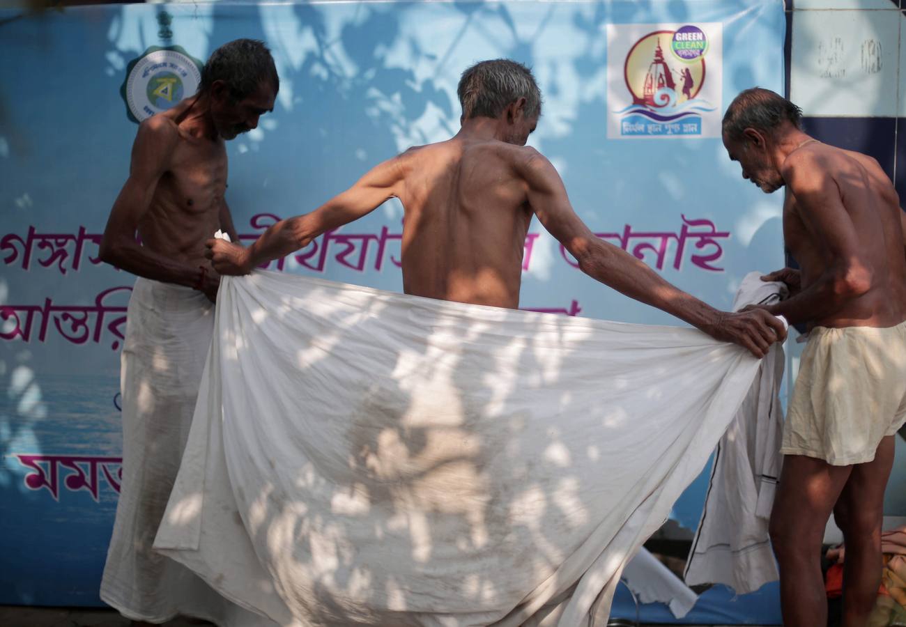 Todos los años cientos de miles de personas acuden a Ganga Sagar, en la desembocadura del río sagrado Ganges, para conmemorar el «Makar Sankranti», una de las celebraciones religiosas más importantes en el calendario hindú y que marca el fin del invierno.