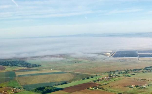 Niebla levantándose hace unos días sobre la carretera que une Olivenza y Badajoz. :: 