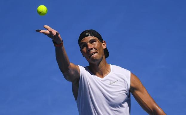 Nadal se dispone a efectuar un saque durante un entrenamiento en Australia. 