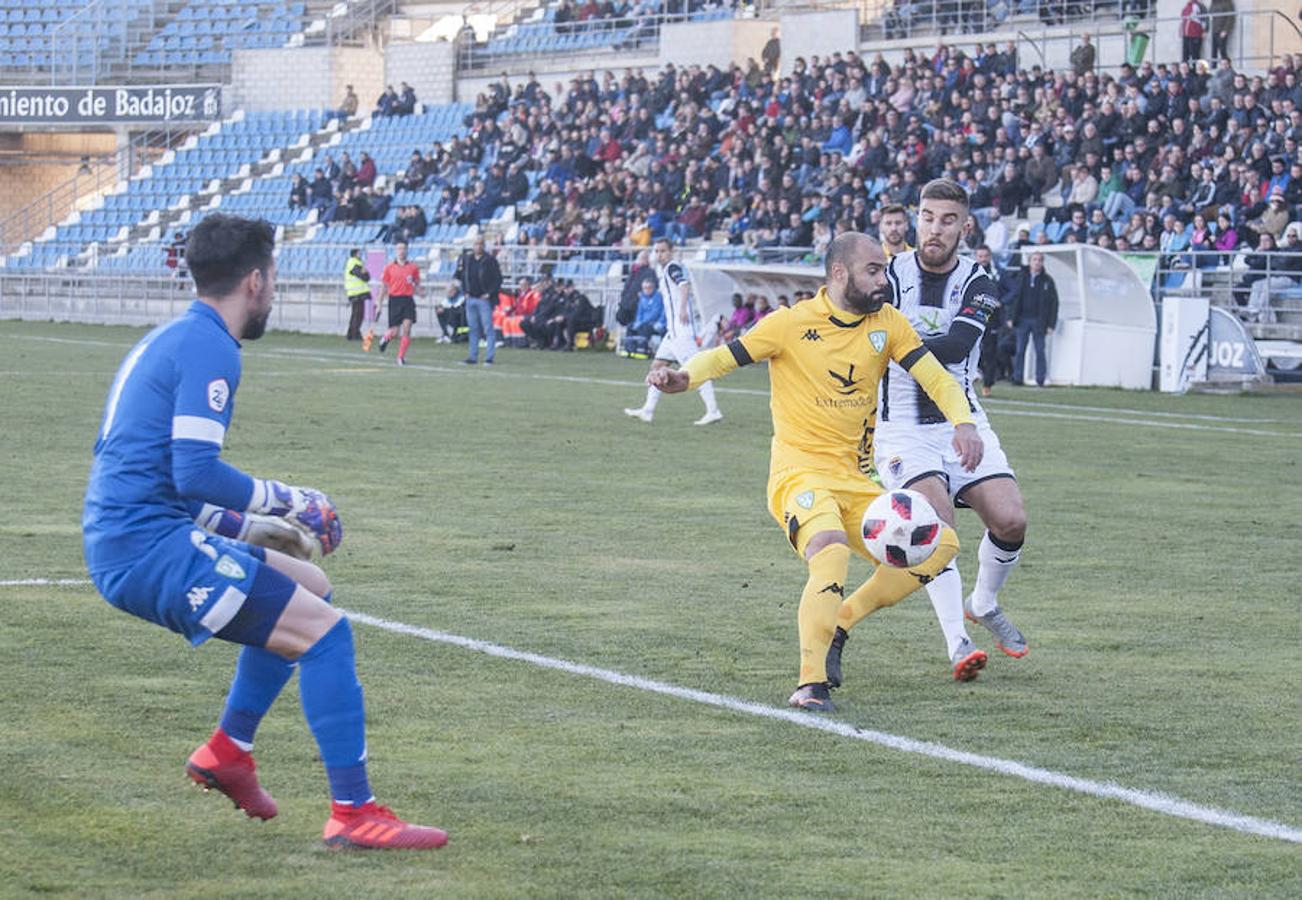 Petcoff dinamita el derbi para el Badajoz que pese a tener el control, acaba sufriendo y pidiendo la hora ante un Villanovense que nunca tiró la toalla