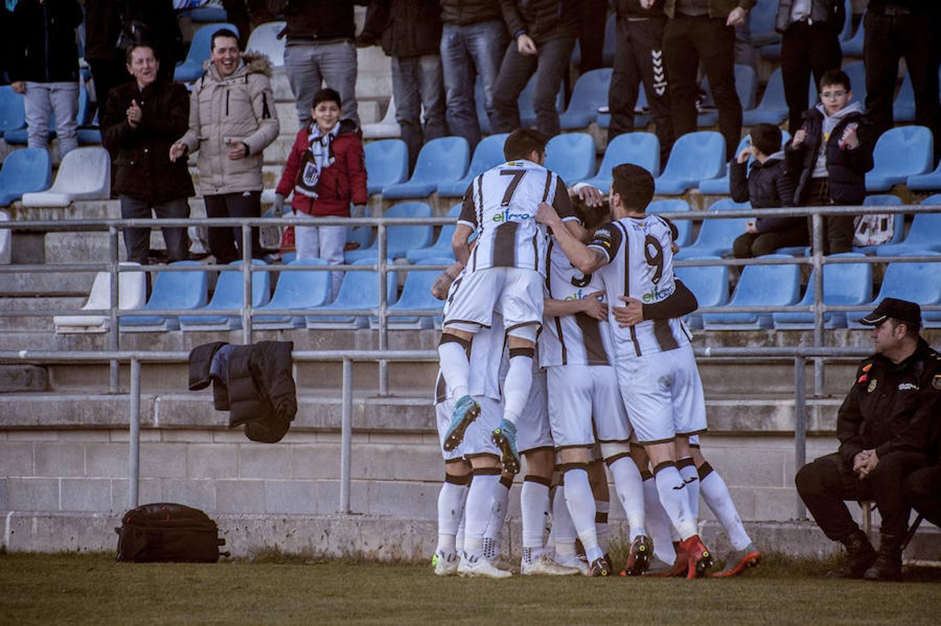 Petcoff dinamita el derbi para el Badajoz que pese a tener el control, acaba sufriendo y pidiendo la hora ante un Villanovense que nunca tiró la toalla