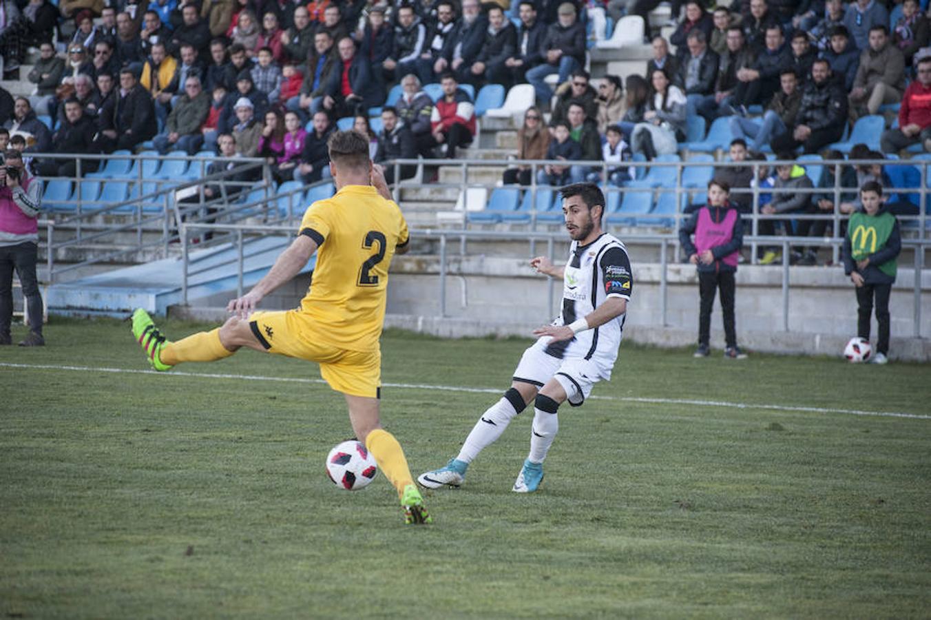Petcoff dinamita el derbi para el Badajoz que pese a tener el control, acaba sufriendo y pidiendo la hora ante un Villanovense que nunca tiró la toalla