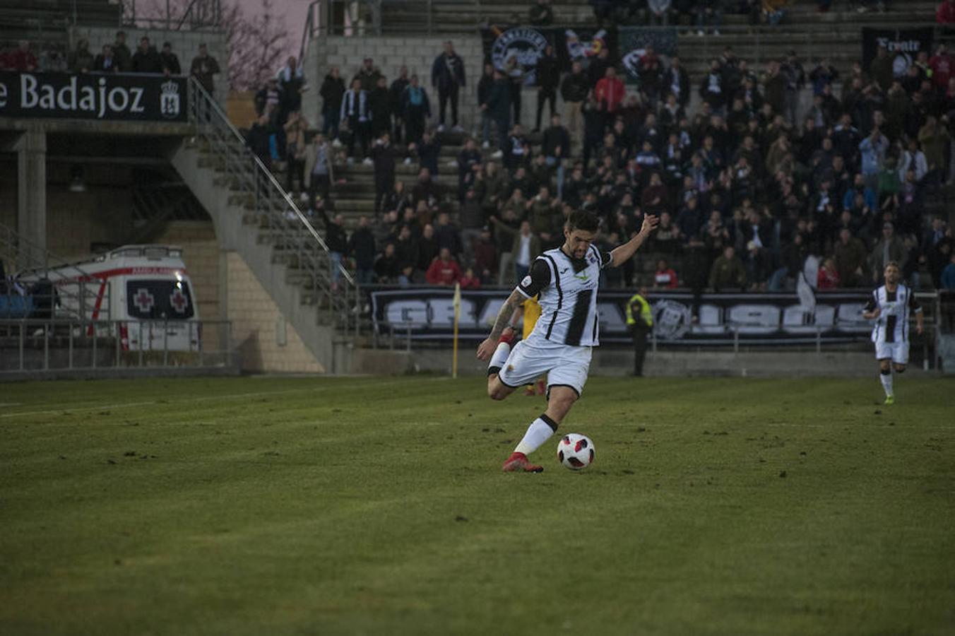 Petcoff dinamita el derbi para el Badajoz que pese a tener el control, acaba sufriendo y pidiendo la hora ante un Villanovense que nunca tiró la toalla