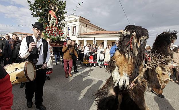 Imagen principal - Las Carantoñas y el Jarramplas brillan en un fin de semana lleno de tradición
