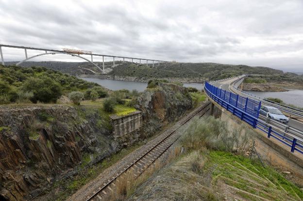 Obras del puente sobre el Tajo de la línea de alta velocidad junto al tendido convencional y la N-630. :: lorenzo cordero