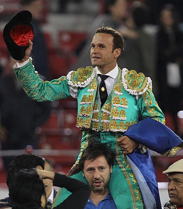 Antonio Ferrera abandona triunfante la Plaza México el pasado 9 de diciembre. :: hoy