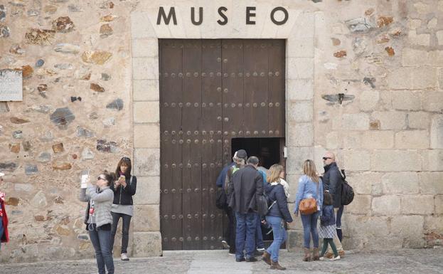 Entrada al museo de Cáceres, cuya reforma llega a 10 millones y se alarga en las cuentas hasta 2022. 