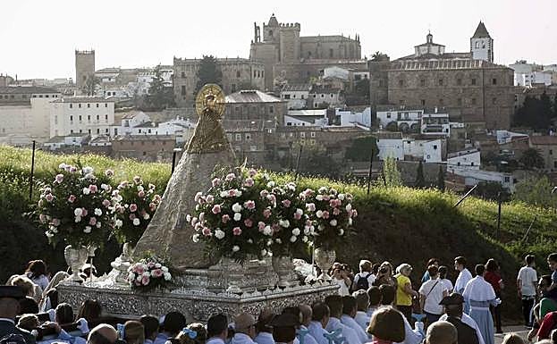 Bajada de la Virgen de la Montaña, en abril de 2018. / 