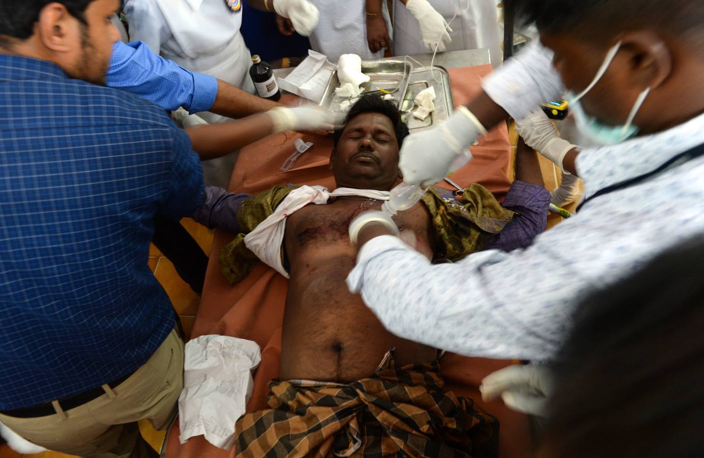 En la aldea de Palamedu en las afueras de Madurai en el estado sureño de Tamil Nadu (India), decenas de jóvenes resultaron heridos el primer día en el festival tradicional 'Jallikattu' de lucha de toros que ha atraído la ira de los activistas de los animales.