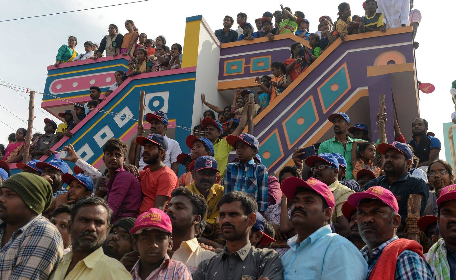 En la aldea de Palamedu en las afueras de Madurai en el estado sureño de Tamil Nadu (India), decenas de jóvenes resultaron heridos el primer día en el festival tradicional 'Jallikattu' de lucha de toros que ha atraído la ira de los activistas de los animales.