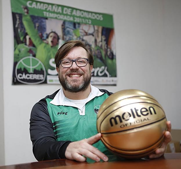 Roberto Blanco, en la entrevista en la que se sincera tras asumir las riendas del Cáceres. :: ARMANDO MÉNDEZ