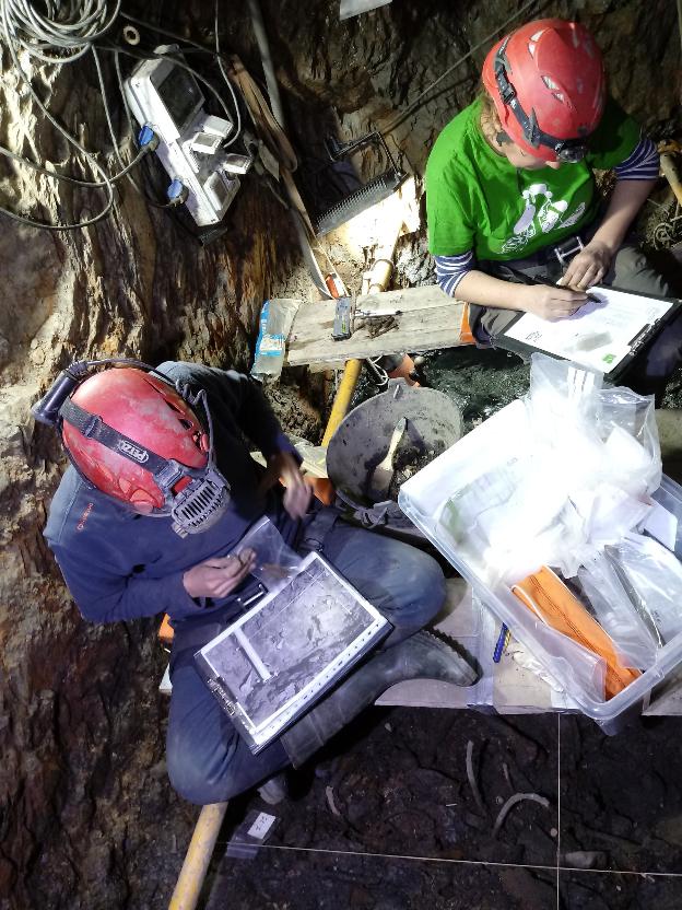 Técnicos trabajando en la exhumación de la mina Terría de Valencia de Alcántara. :: Zahira Aragüete-Toribio 