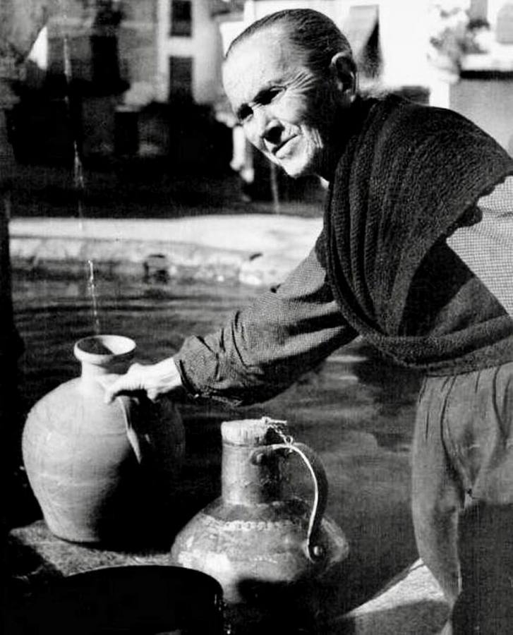 Mujer cogiendo agua en Guadalupe.