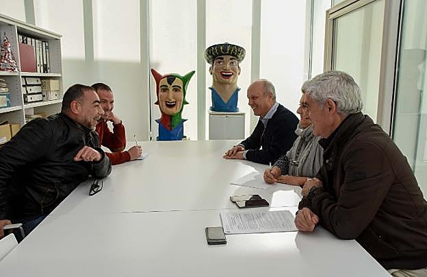 Chiqui Mendoza y Víctor Martínez, representantes de la comisión de murgas, en la reunión con el concejal de Festejos, Miguel Ángel Rodríguez de la Calle, ayer. :: c. moreno