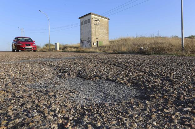 Un bache en la calzada de una de las calles del polígono. :: romero