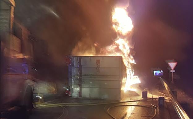 El camión salió ardiendo tras el accidente.