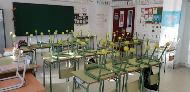 Las sillas del aula con las pelotas de tenis puestas en sus patas. n.