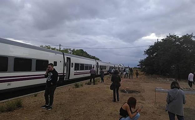 Viajeros parados en mitad del campo por la avería de un tren: