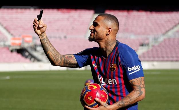 Kevin-Prince Boateng se hace un selfie sobre el césped del Camp Nou. 