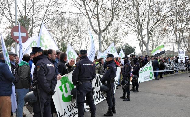 Las protestas obligaron a limitar el acceso 