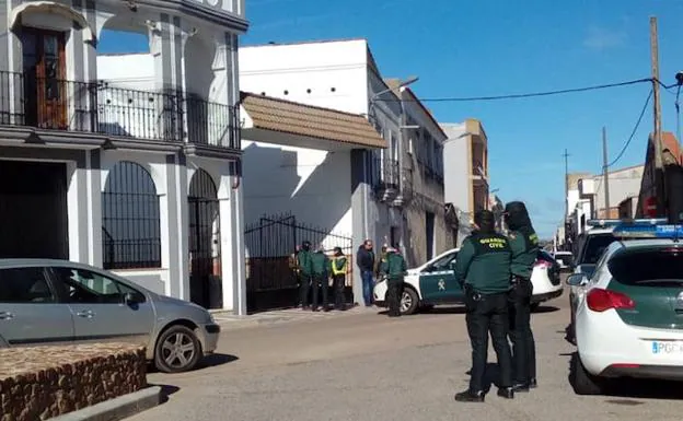 Agentes de la Guardia Civil desplegados en Santa Amalia:: 