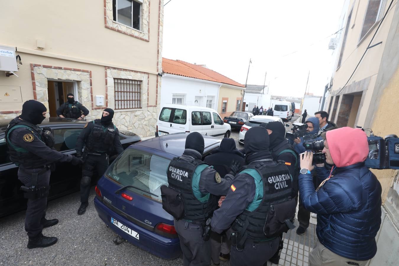 Varias unidades de la Guardia Civil y la Policía Nacional están llevando a cabo desde primeras horas de la mañana de este miércoles diversos registros en viviendas de Mérida y en otras localidades pacenses como Santa Amalia. El operativo se enmarca en una macrorredada contra el tráfico de drogas que se está desarrollando a nivel nacional. La Delegación del Gobierno en Extremadura confirma que ya ha habido detenciones en la provincia.