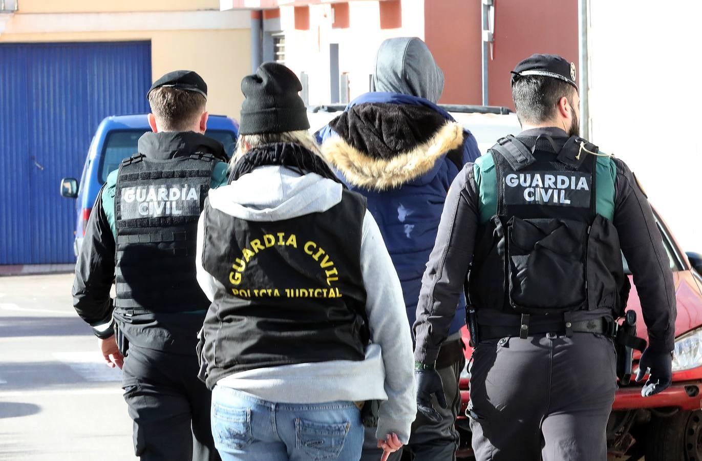 Varias unidades de la Guardia Civil y la Policía Nacional están llevando a cabo desde primeras horas de la mañana de este miércoles diversos registros en viviendas de Mérida y en otras localidades pacenses como Santa Amalia. El operativo se enmarca en una macrorredada contra el tráfico de drogas que se está desarrollando a nivel nacional. La Delegación del Gobierno en Extremadura confirma que ya ha habido detenciones en la provincia.