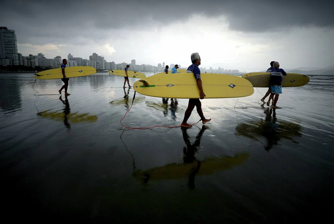 Un grupo de mayores de 50 años práctica surf durante una clase que imparte «Escuela Radical», en Santos (Brasil). Con el espíritu aloha por bandera han encontrado en el surf una «nueva forma de vida» que, en algunos casos, se ha convertido en la vacuna perfecta contra los prejuicios de la vejez, la soledad y hasta la depresión.