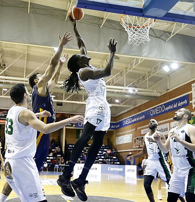 Angelo Chol fue de los mejores del 10 puntos y 7 rebotes. :: opta