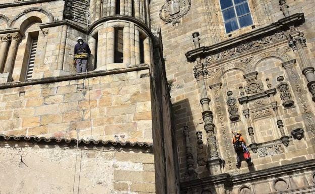 Limpieza en las alturas para adecentar la catedral de Plasencia