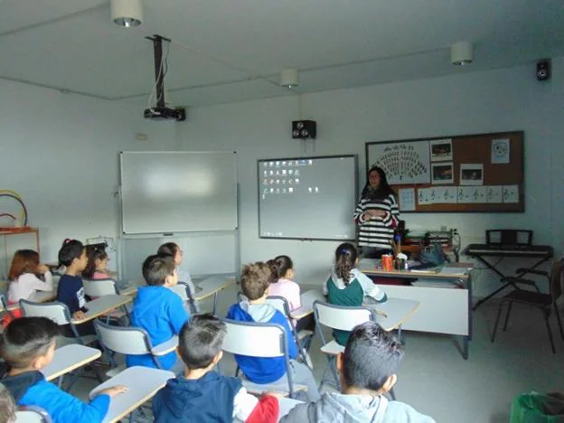 El príncipe Ceniciento' sensibiliza contra la violencia de género en los  colegios de Talayuela 