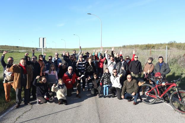 Vecinos de Proserpina y La Calzada que rechazan la planta en la carretera de la Charca. :: brígido