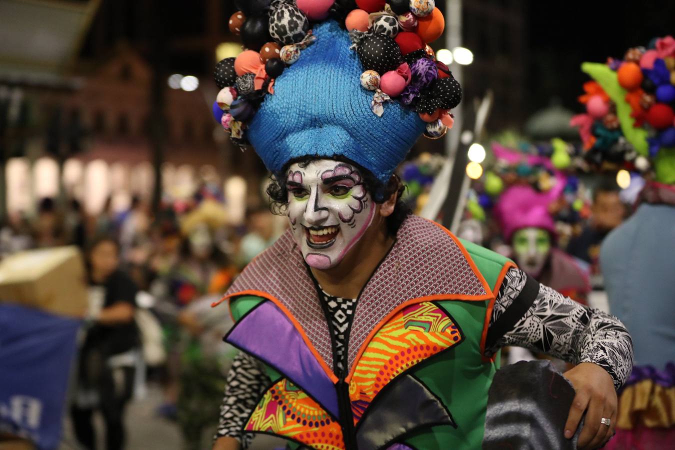Agrupaciones de murgas uruguayas participan en el desfile inaugural del carnaval de Montevideo (Uruguay). El tradicional desfile está compuesto por 44 conjuntos de las agrupaciones carnavalescas. A diferencia de años anteriores, en esta ocasión se optó por tener un desfile menos extenso pero con un escenario en la última cuadra para que cada conjunto pueda hacer una breve presentación de tres minutos que es evaluada por un jurado y ante la mirada del público que rodea las calles de la tradicional avenida 18 de julio.