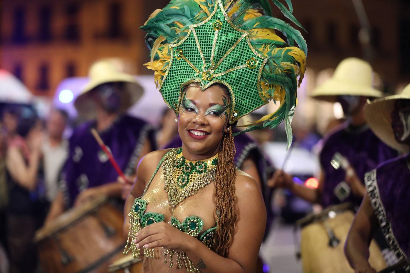 Agrupaciones de murgas uruguayas participan en el desfile inaugural del carnaval de Montevideo (Uruguay). El tradicional desfile está compuesto por 44 conjuntos de las agrupaciones carnavalescas. A diferencia de años anteriores, en esta ocasión se optó por tener un desfile menos extenso pero con un escenario en la última cuadra para que cada conjunto pueda hacer una breve presentación de tres minutos que es evaluada por un jurado y ante la mirada del público que rodea las calles de la tradicional avenida 18 de julio.