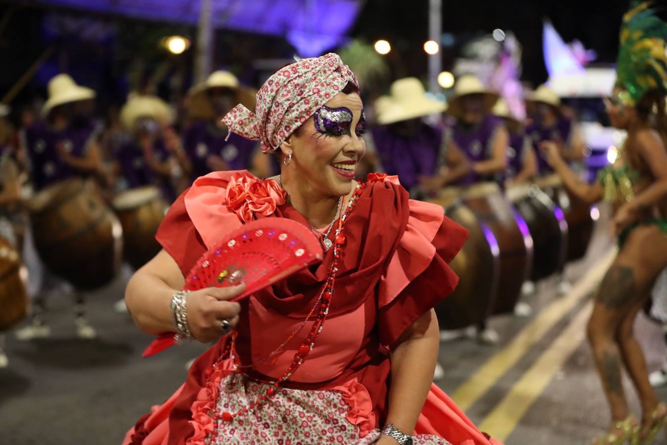 Agrupaciones de murgas uruguayas participan en el desfile inaugural del carnaval de Montevideo (Uruguay). El tradicional desfile está compuesto por 44 conjuntos de las agrupaciones carnavalescas. A diferencia de años anteriores, en esta ocasión se optó por tener un desfile menos extenso pero con un escenario en la última cuadra para que cada conjunto pueda hacer una breve presentación de tres minutos que es evaluada por un jurado y ante la mirada del público que rodea las calles de la tradicional avenida 18 de julio.