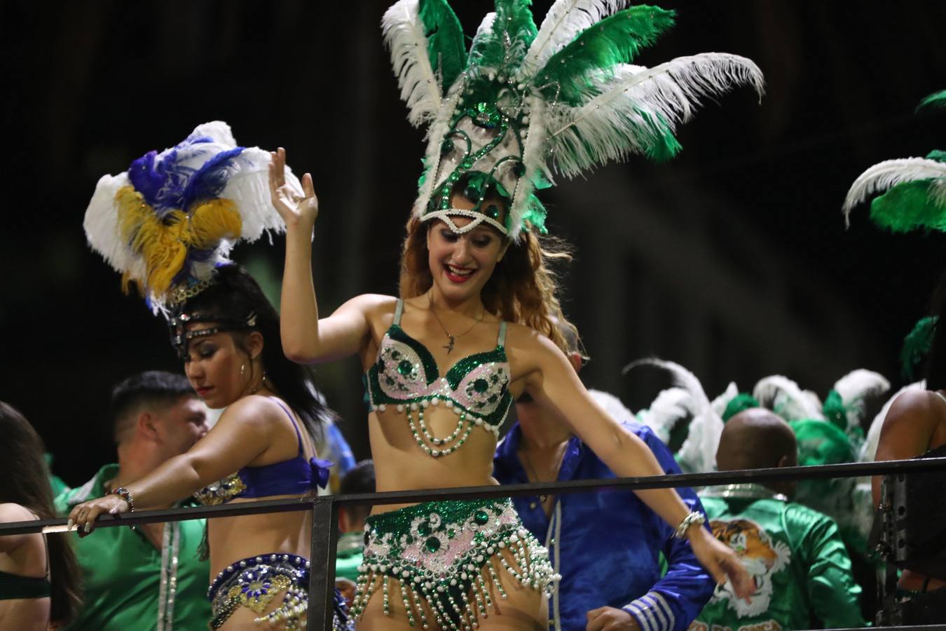 Agrupaciones de murgas uruguayas participan en el desfile inaugural del carnaval de Montevideo (Uruguay). El tradicional desfile está compuesto por 44 conjuntos de las agrupaciones carnavalescas. A diferencia de años anteriores, en esta ocasión se optó por tener un desfile menos extenso pero con un escenario en la última cuadra para que cada conjunto pueda hacer una breve presentación de tres minutos que es evaluada por un jurado y ante la mirada del público que rodea las calles de la tradicional avenida 18 de julio.