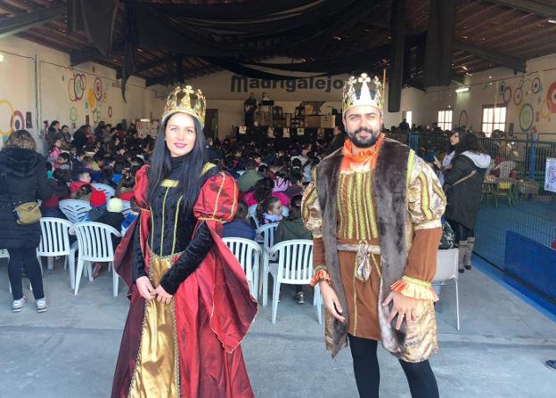 Los 'Reyes Católicos', en el acto con los alumnos. :: HOY